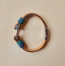 Cargar imagen en el visor de la galería, Wave Noray Leather Camel & Verde-Navy